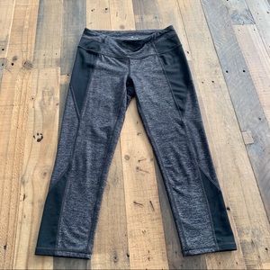 Athleta Black & Gray Capri Leggings in Size XS
